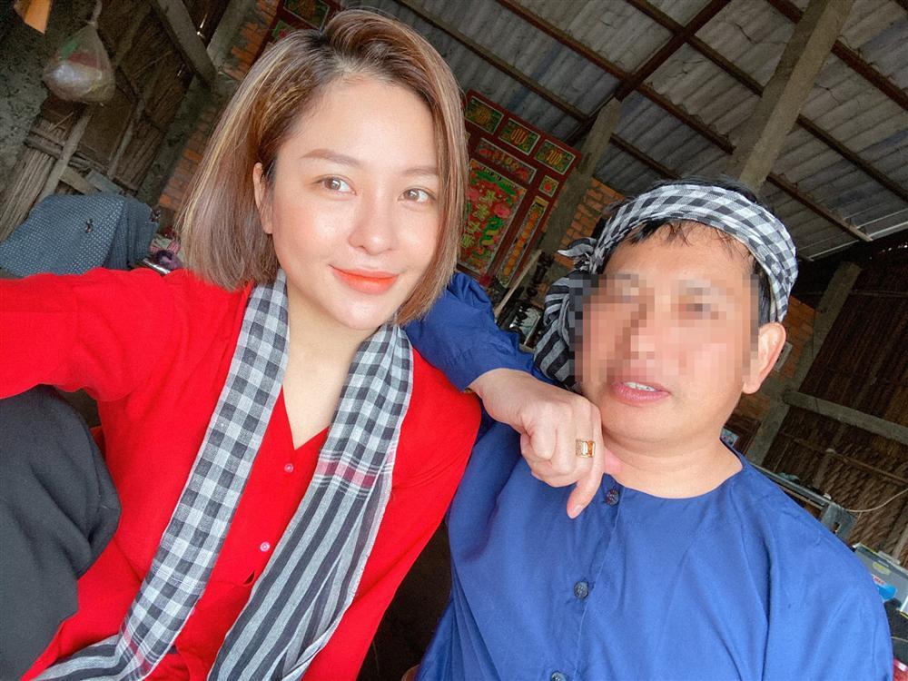 Hớ hênh suýt lộ vòng 1 khi ở cạnh 2 người đàn ông, hotgirl Trâm Anh làm người xem nín thở-1