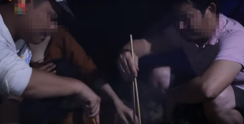 Hớ hênh suýt lộ vòng 1 khi ở cạnh 2 người đàn ông, hotgirl Trâm Anh làm người xem nín thở-4