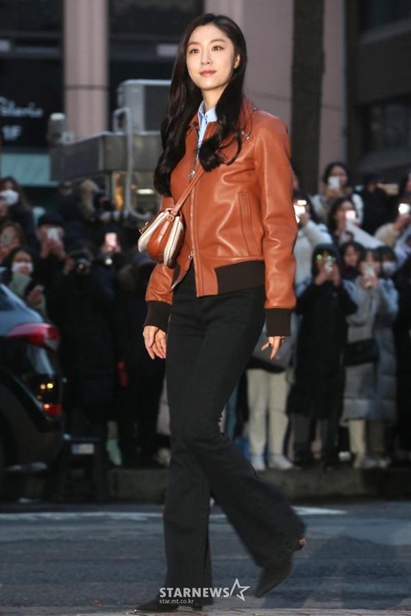 Nữ phụ Hạ cánh nơi anh ngoài đời chăm đi dép xỏ ngón, ít mặc đồ hiệu-2