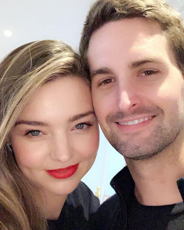 Ở tuổi 36, Miranda Kerr được khen ngày càng đẹp mặn mà. Sau một lần đổ vỡ hôn nhân, cuối cùng cô đã tìm được bến đỗ bình yên cho mình. Evan Spiegel, CEO của công ty Snap, được biết đến là một trong những tỷ phú tự thân trẻ nhất thế giới. Chân dài sinh năm 1983 từng tâm sự ông xã kém cô 7 tuổi nhưng là mẫu đàn ông truyền thống và chững chạc.