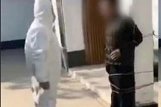 Clip: Không đeo khẩu trang phòng dịch virus corona, người đàn ông bị trói vào cột nhà