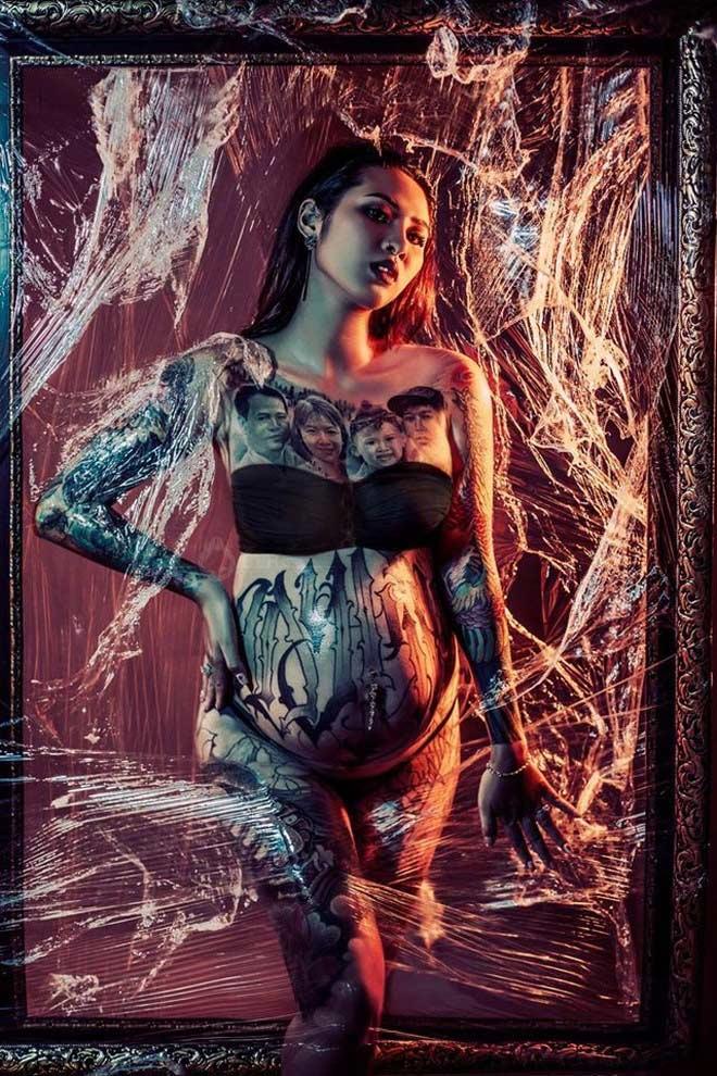 Cô gái có gương mặt Á Đông gây choáng MXH khi xăm hình cả gia đình kín ngực-4