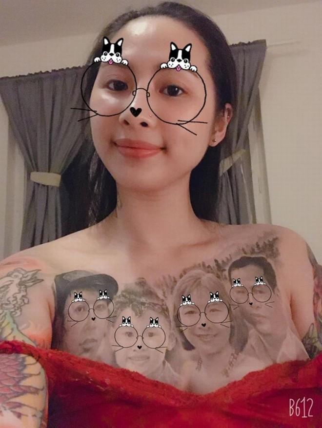 Cô gái có gương mặt Á Đông gây choáng MXH khi xăm hình cả gia đình kín ngực-1