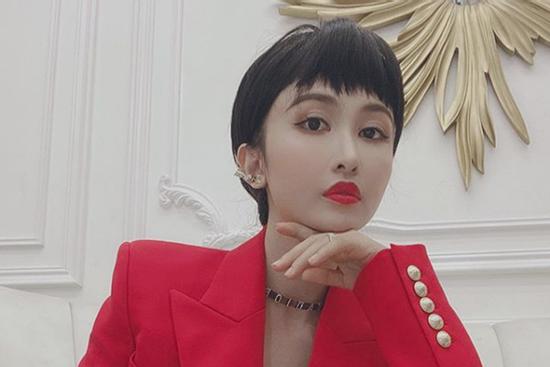 Từ bỏ hình ảnh 'bánh bèo', vợ hai Minh Nhựa bất ngờ xuất hiện với phong cách tomboy cá tính