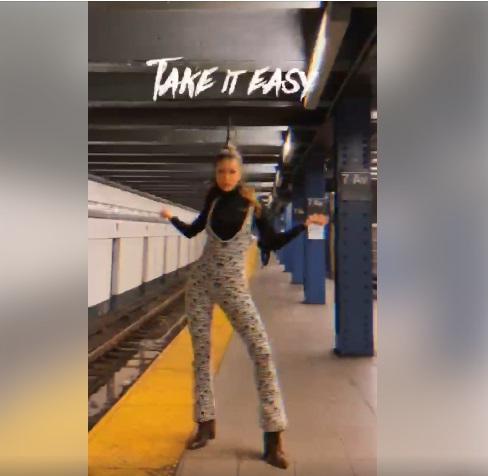 Minh Tú diện jumpsuit 80 triệu đồng chậm chân Chi Pu - Kylie Jenner nhưng vẫn đẹp bất bại-2