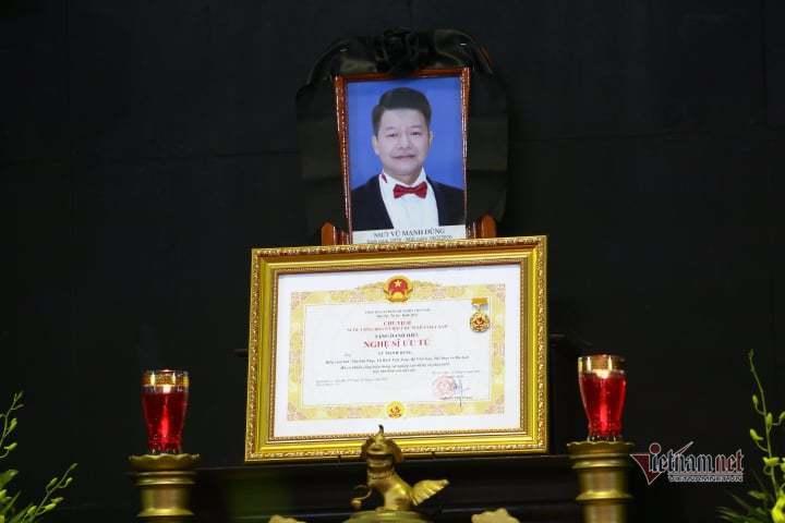 Nước mắt không ngừng rơi trong tang lễ NSƯT Vũ Mạnh Dũng-1