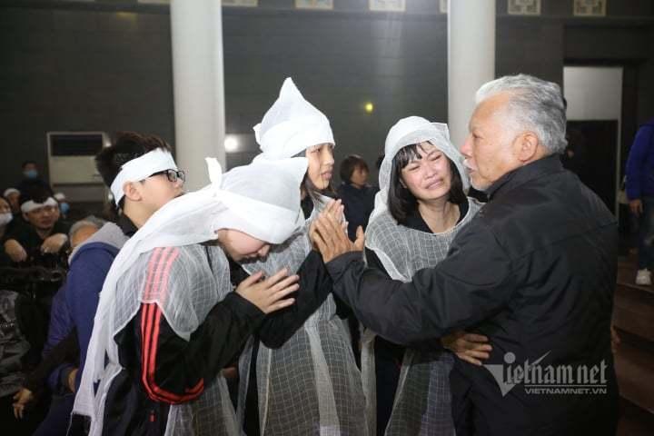 Nước mắt không ngừng rơi trong tang lễ NSƯT Vũ Mạnh Dũng-4