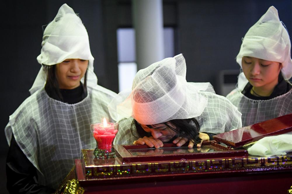 Nước mắt không ngừng rơi trong tang lễ NSƯT Vũ Mạnh Dũng-3