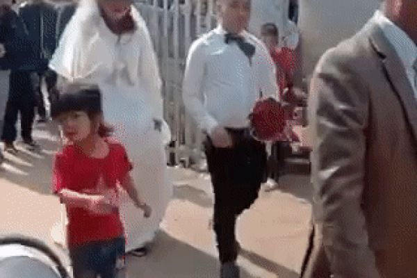 Theo chàng về dinh cô dâu bỗng dưng đứng đơ một chỗ, cộng đồng mạng thi nhau điều tra nội tình