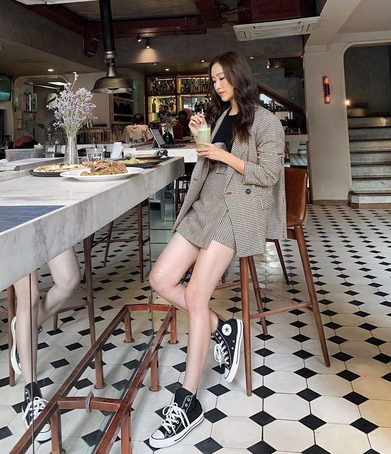 Trấn Thành lên đồ chất như 1 cây vàng - Hương Giang mặc đầm ngủ ra đường khoe dáng mảnh khảnh-3