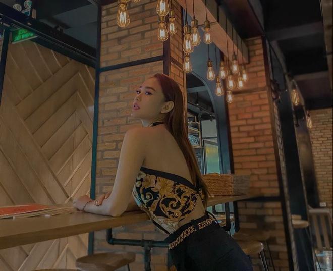 Trấn Thành lên đồ chất như 1 cây vàng - Hương Giang mặc đầm ngủ ra đường khoe dáng mảnh khảnh-5