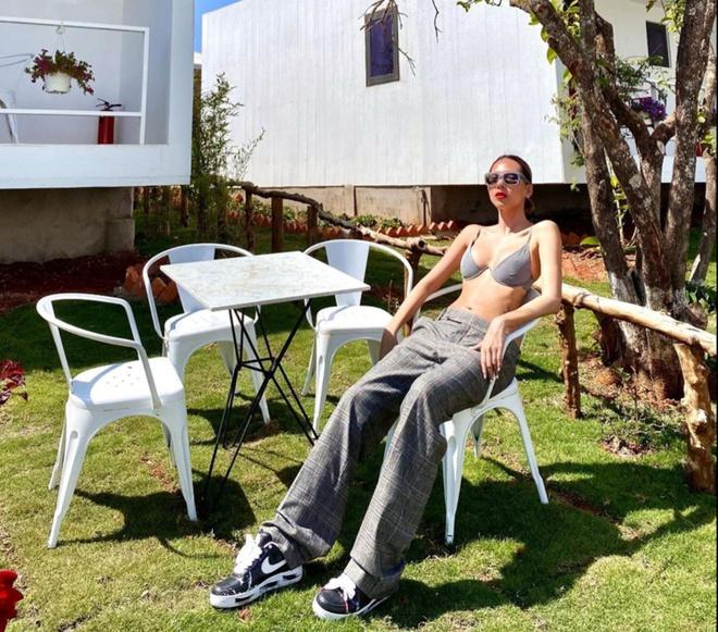 Trấn Thành lên đồ chất như 1 cây vàng - Hương Giang mặc đầm ngủ ra đường khoe dáng mảnh khảnh-6