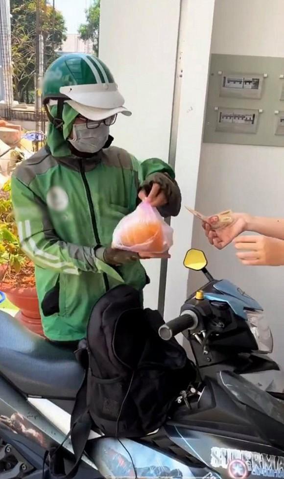 Chịu chơi như Ngọc Trinh, đặt tô bánh canh giá 65 nghìn mà tiền ship tận… 145 nghìn-3