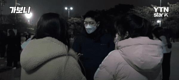 Chuyện gì xảy ra bên trong các concert Kpop được tổ chức giữa lúc Hàn Quốc bùng phát virus corona?-1