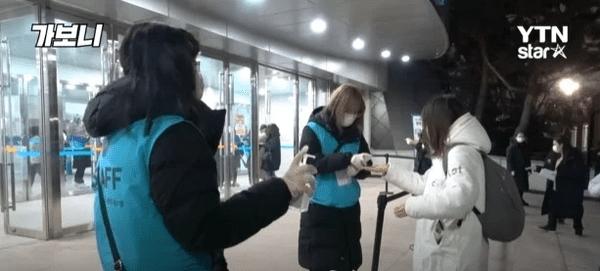 Chuyện gì xảy ra bên trong các concert Kpop được tổ chức giữa lúc Hàn Quốc bùng phát virus corona?-2