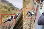 Clip: Kinh hãi thanh niên đu bám theo tàu hỏa đang chạy để rồi bị rơi xuống đường ray...