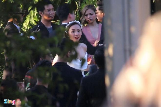 Tiệc cưới Tóc Tiên - Hoàng Touliver: Cô dâu mặc váy cực xinh, chú rể rưng rưng nước mắt-10