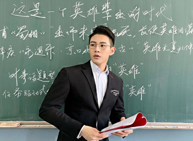 Thầy giáo trường người ta: Đứng trên bục giảng mà khí chất ngời ngời như tài tử-4