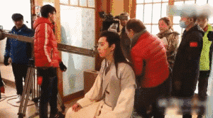 Đạo diễn thị phạm những cảnh ôm hôn, tình cảm trên phim trường-5