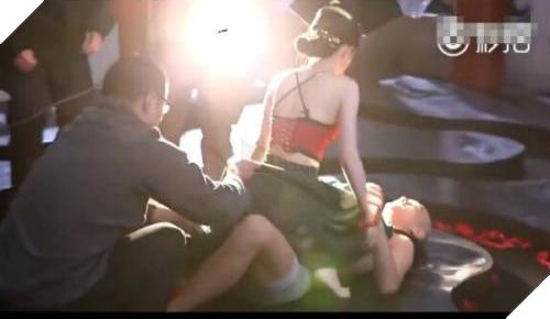 Đạo diễn thị phạm những cảnh ôm hôn, tình cảm trên phim trường-9