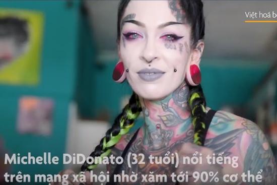 Bà mẹ 3 con xăm nhãn cầu thành màu hồng