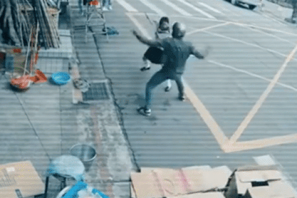 Clip: Giật túi xách của cô gái, tên cướp không ngờ gặp phải cao thủ võ lâm