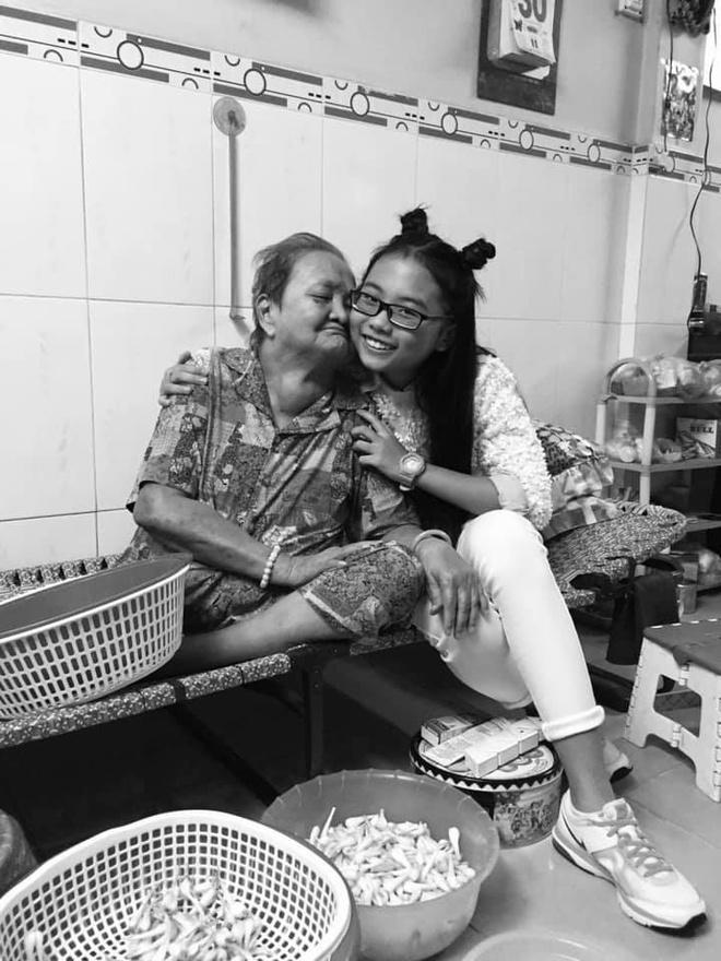 Phương Mỹ Chi buồn khi bà ngoại qua đời-1