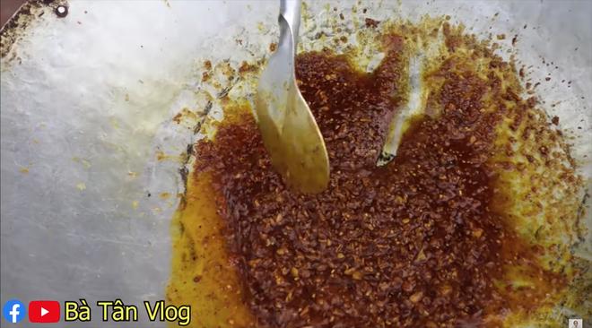 Định đãi các cháu món ăn nui chiên bơ tỏi siêu cay ngày cuối đông, bà Tân Vlog lại cho ra lò sản phẩm khó tả-3