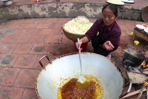 Bà Tân Vlog khoe làm món cá sấu khổng lồ nhưng con gái ruột lại chiếm sóng vì ngoại hình xinh đẹp-10