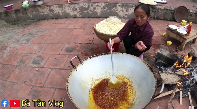 Định đãi các cháu món ăn nui chiên bơ tỏi siêu cay ngày cuối đông, bà Tân Vlog lại cho ra lò sản phẩm khó tả-1