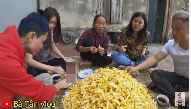 Định đãi các cháu món ăn nui chiên bơ tỏi siêu cay ngày cuối đông, bà Tân Vlog lại cho ra lò sản phẩm khó tả-4