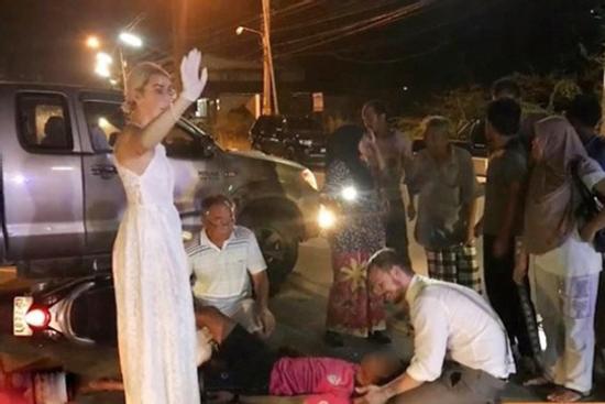 Cô dâu, chú rể dừng xe, giúp người tai nạn trên đường tới hôn lễ