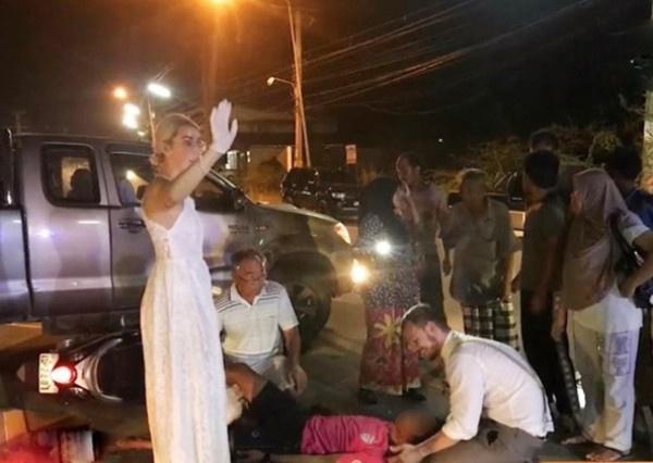 Cô dâu, chú rể dừng xe, giúp người tai nạn trên đường tới hôn lễ-1