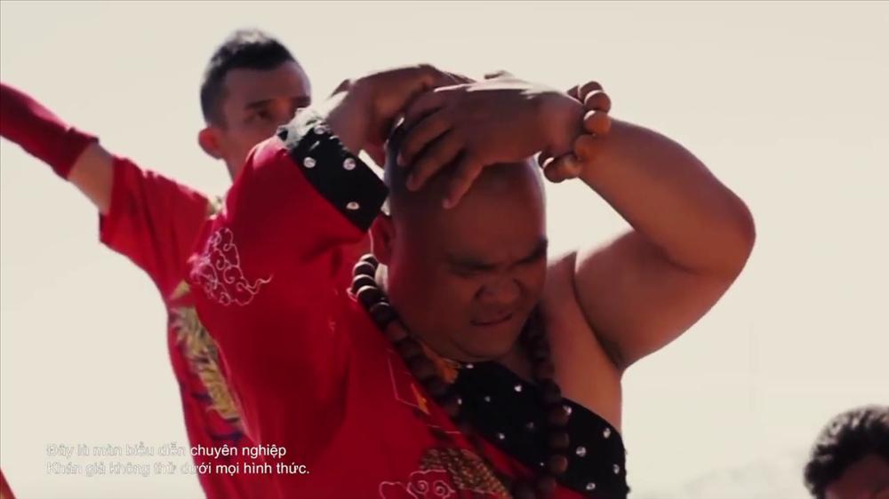 Rùng mình xem clip người đàn ông lấy đầu đẩy xe tải nặng 5 tấn đi băng băng trên đường-1