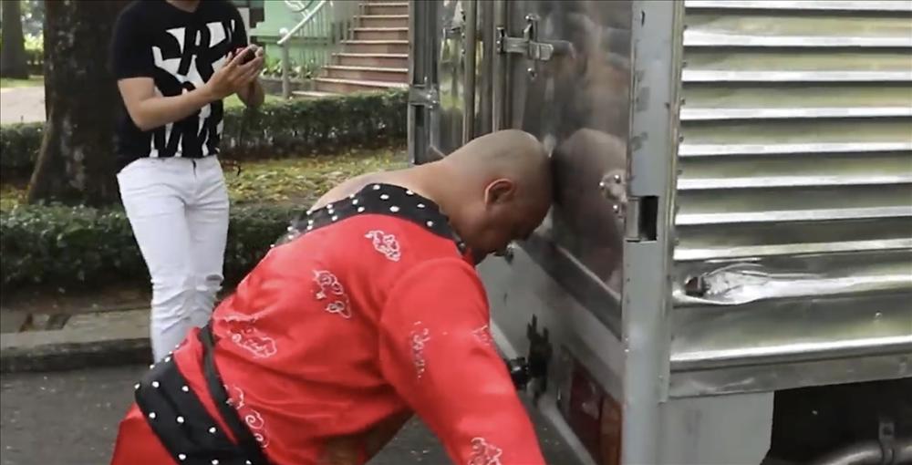 Rùng mình xem clip người đàn ông lấy đầu đẩy xe tải nặng 5 tấn đi băng băng trên đường-3