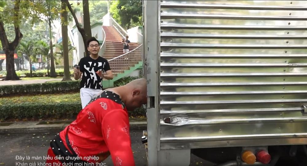 Rùng mình xem clip người đàn ông lấy đầu đẩy xe tải nặng 5 tấn đi băng băng trên đường-4