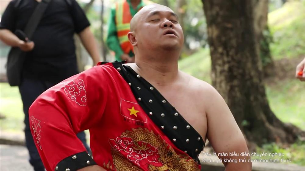 Rùng mình xem clip người đàn ông lấy đầu đẩy xe tải nặng 5 tấn đi băng băng trên đường-5