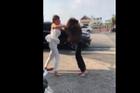 Clip 'hỗn chiến' của 2 hotgirl giữa phố: 'Con giáp 13' bị đánh bay tóc giả