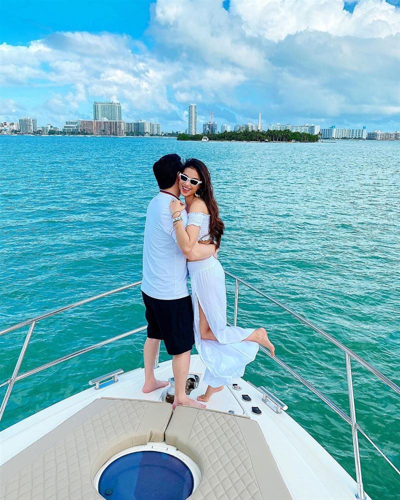 Phạm Hương khoe ảnh ôm ấp hôn phu, dáng dấp không trượt phát nào với đại gia bị đồn thổi-3