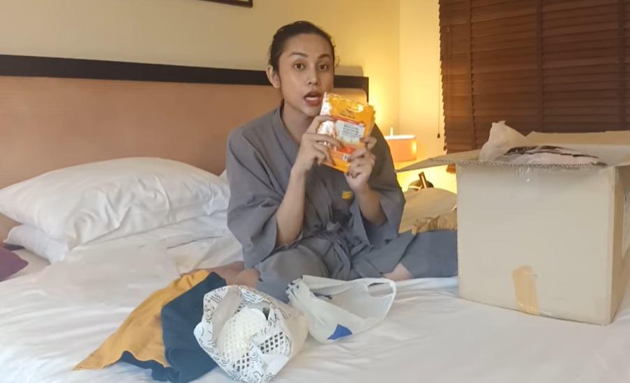 Chẳng phải hàng hiệu đắt đỏ, thánh lô tô Lương Trung Kiên vẫn chiếm sóng với clip đập hộp rẻ như cho-12