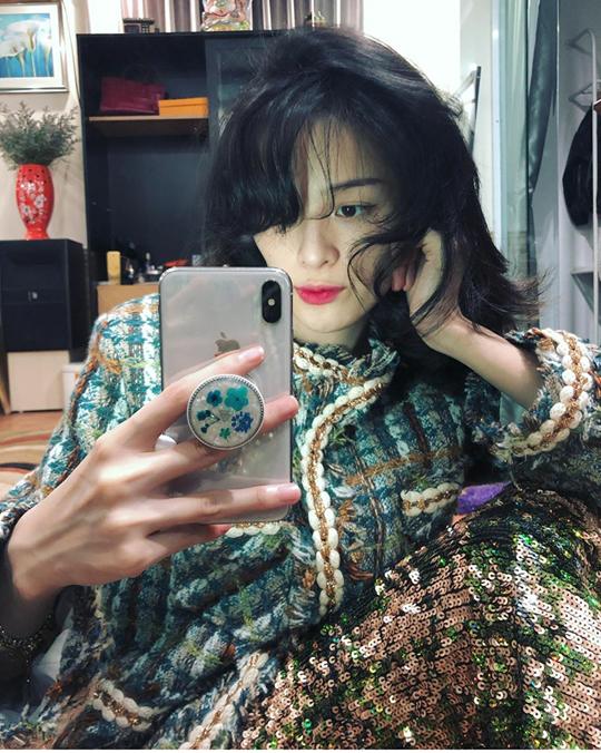 Mỹ nữ vạn người mê Hạ Vi bất ngờ xuất hiện diện mạo xuề xòa, thân hình gầy guộc, tay nổi gân xanh-1