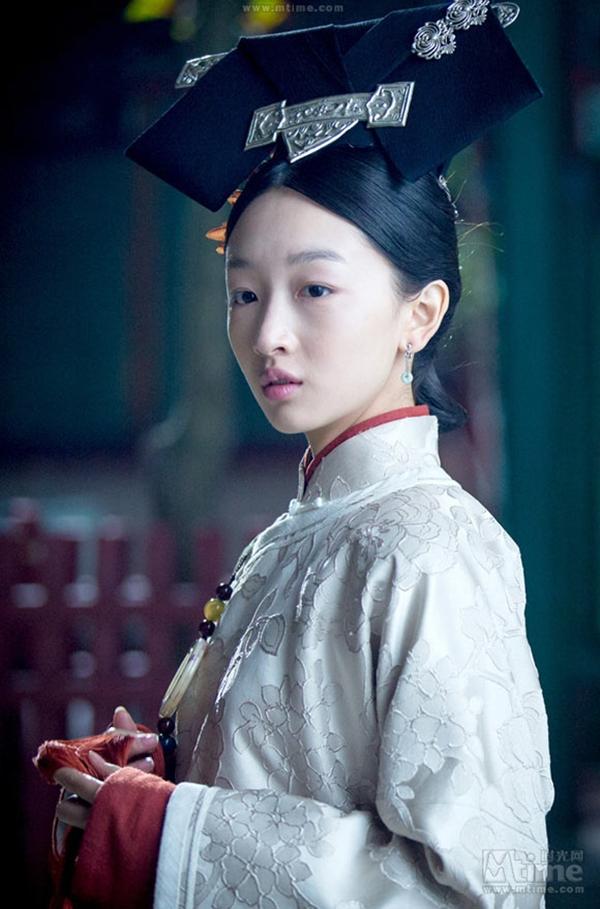 Trong "Cung tỏa trầm hương", Trầm Hương (Châu Đông Vũ) lại là một cô cung nữ có tính cách ngây thơ, lương thiện.