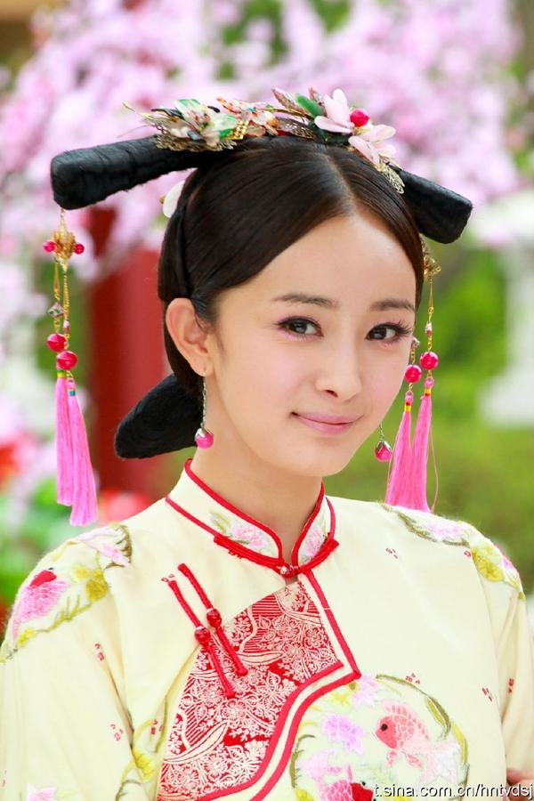 Tình Xuyên (Dương Mịch) là cô gái ở thời hiện đại vô tình xuyên không về thời nhà Thanh trong "Cung tỏa tâm ngọc". Tại đây, cô trở thành cung nữ và vướng vào cuộc chiến tranh giành đoạt vị của các a ca.