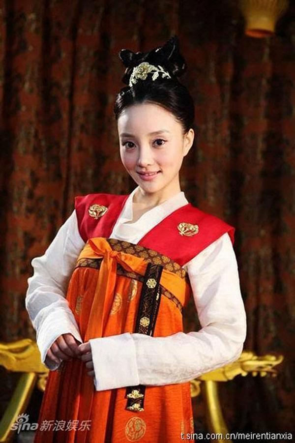 Trong "Mỹ nhân thiên hạ", Lý Tiểu Lộ vào vai Hạ Lan Tâm Nhi, em gái nuôi của Vương Hoàng hậu, được bà cưu mang từ bé nên tình cảm sâu đậm. Nghe tin Hoàng hậu bị oan, cô vào cung với thân phận cung nữ ty thiện phòng, mục đích giúp Hoàng hậu trốn khỏi cung. Sự thông minh của cô được Võ hậu nhìn trúng, Võ hậu giữ cô bên cạnh làm trợ thủ đắc lực.