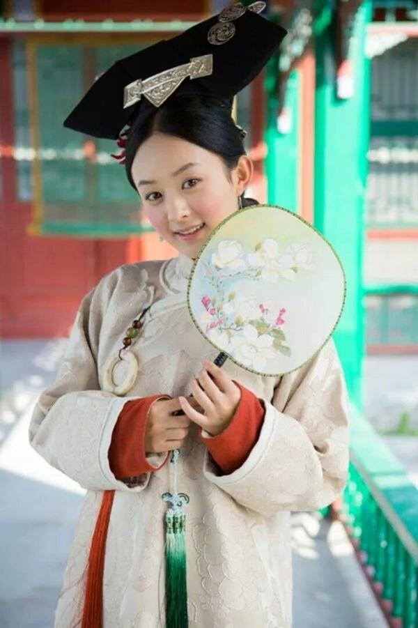 Triệu Lệ Dĩnh cũng từng vào vai cung nữ Lưu Ly trong "Cung tỏa trầm hương". Nhân vật này là một người nham hiểm, thủ đoạn và sẵn sàng ra tay với chính bạn thân của mình.