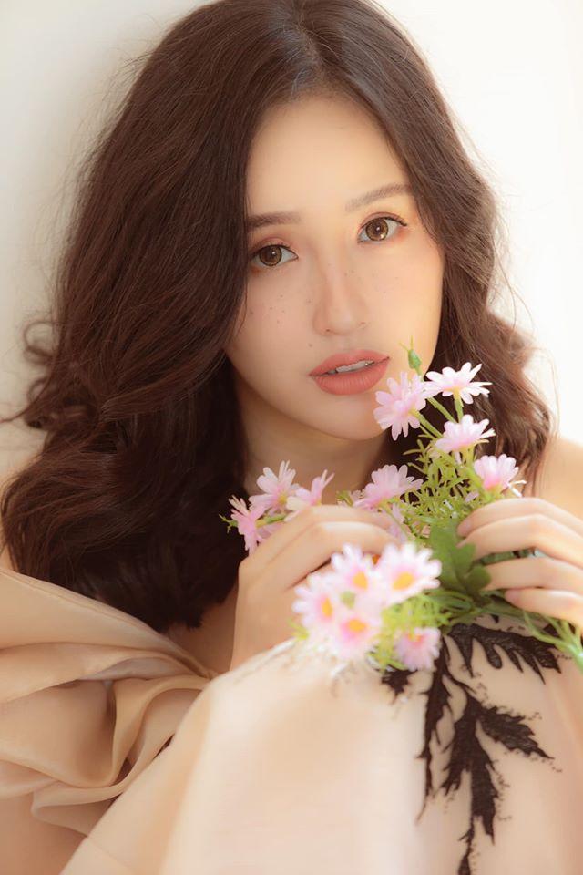 Đặng Thu Thảo tái xuất xinh tươi trong khi vợ Duy Mạnh để mặt mộc như bà thím-1