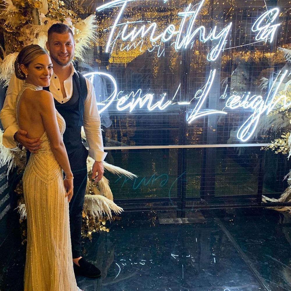 Bản tin Hoa hậu Hoàn vũ 21/2: Mặt mộc nhợt nhạt, HHen Niê trôi dạt giữa rừng hoa-7