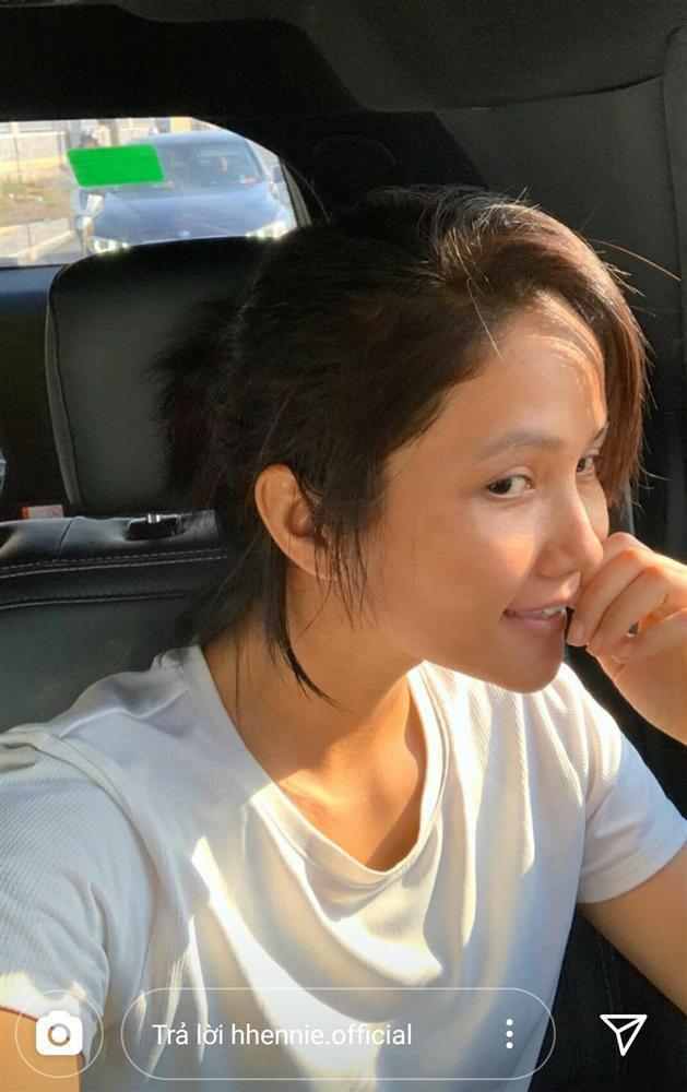 Bản tin Hoa hậu Hoàn vũ 21/2: Mặt mộc nhợt nhạt, HHen Niê trôi dạt giữa rừng hoa-10