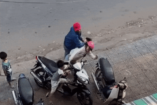 Clip: Chồng vũ phu túm tóc đánh đập vợ dã man giữa đường, 2 con nhỏ run rẩy đứng nhìn-1