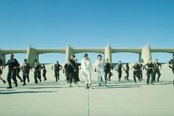Nhảy sung quá mức, cậu út BTS vô tình lộ điểm nhạy cảm trong MV mới-5